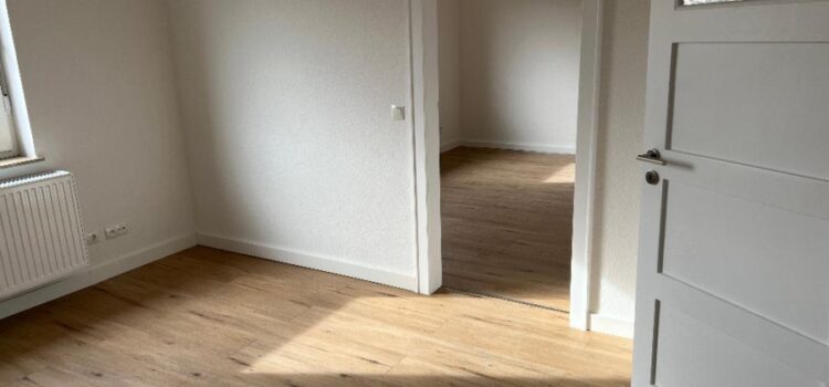 Gemütliche 3-Zimmer-Wohnung: Wohnküche, Loggia, Bad mit Fenster, großer Keller Gemütliche 3-Zimmer-Wohnung: Wohnküche, Loggia, Bad mit Fenster, großer Keller
